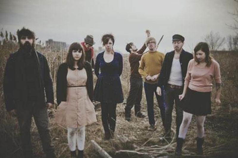 Le groupe montréalais Canailles sera sur les planches du Zaricot, ce soir, à 21 h, avec, en première partie, le groupe Chahut d'ruelle. C'est à l'été 2009, dans le parc La Fontaine, que le groupe Canailles est né sous le nom de Drunken Sailors. Au départ, six musiciens se rencontrent pour improviser leurs versions de classiques bluegrass, country et blues et en viennent à mener un projet commun. Composé aujourd'hui de huit musiciens autodidactes, le groupe compose ses propres pièces en français