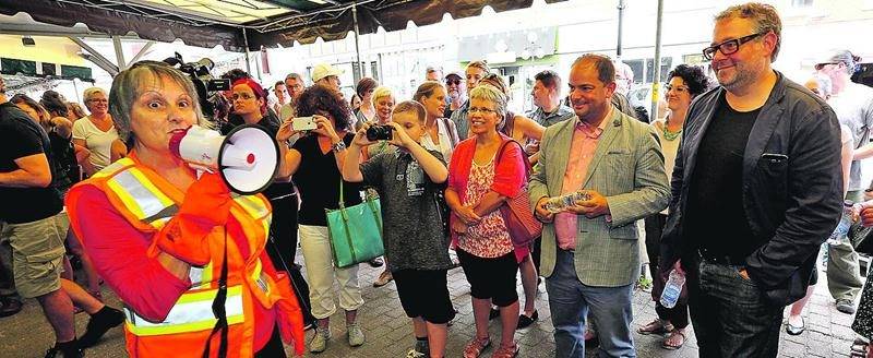 Plus de 300 personnes s’étaient déplacées pour assister à l’inauguration d’Orange, l’évènement d’art actuel de Saint-Hyacinthe. Photo Robert Gosselin | Le Courrier ©
