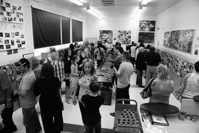 Plus de 200 personnes se sont déplacées pour admirer les oeuvres de l’artiste de renommée internationale Jean Côté et celles des élèves de l’école Saint-Charles-Garnier, qui exposaient des peintures acryliques et des photos. L’exposition d’oeuvres d’art tenue le 14 juin a connu une forte popularité. Les 3, 4 et 5 mai, les élèves de l’école avaient bénéficié de la présence de l’artiste afin de s’initier à la peinture acrylique. Au cours de ces trois journées, M. Côté a généreusement fait profiter