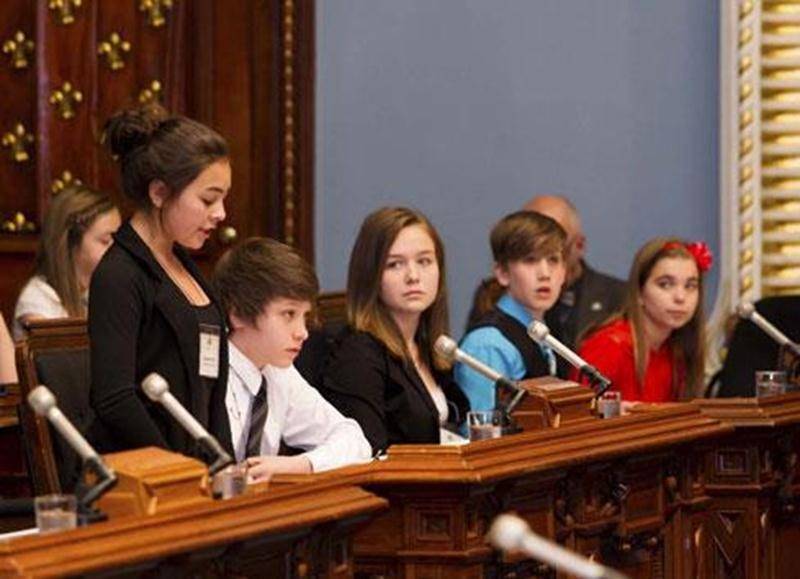 Les jeunes débattent dans la salle de l’Assemblée nationale.