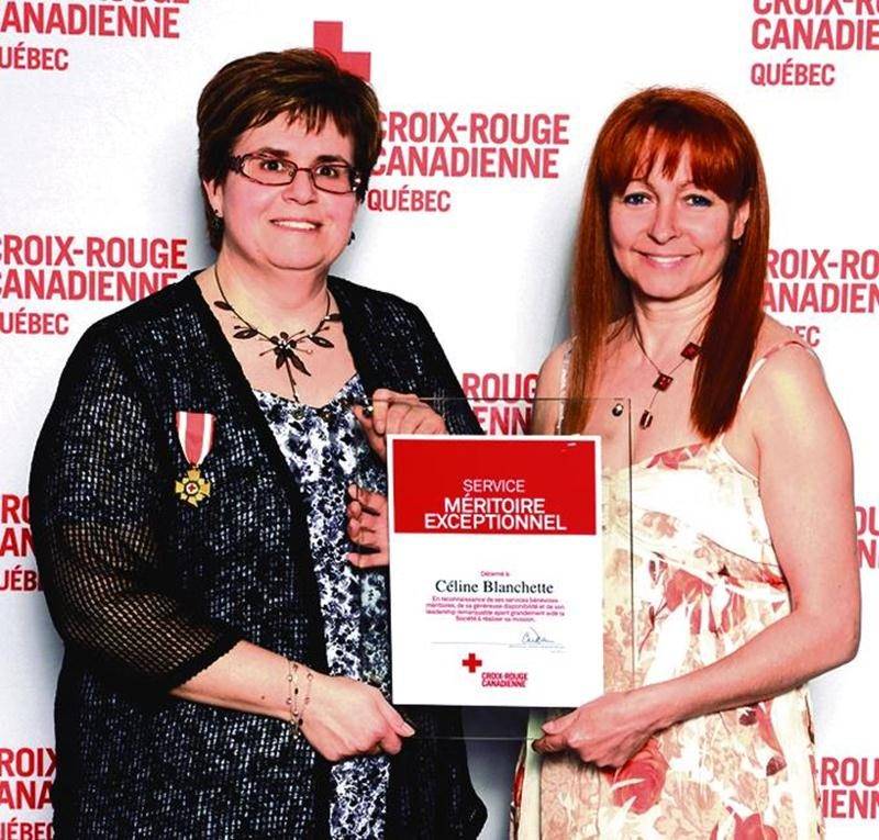 Céline Blanchette, bénévole Croix-Rouge à Saint-Hyacinthe, en compagnie de Mylène Turcotte, présidente du Conseil du Québec de la Croix-Rouge canadienne.