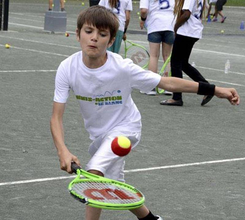 Les quelque 145 élèves de l'école primaire Lafontaine ont participé à la journée Tennis-Action Le Blanc à travers divers ateliers pour les initier au plaisir du tennis. Au terme de la journée, ils se sont fait offrir l'équipement nécessaire pour jouer cet été.