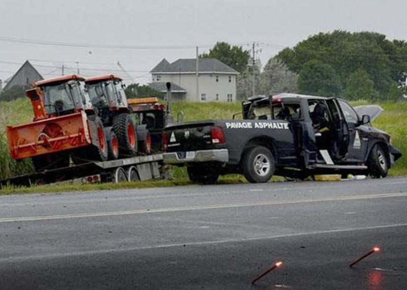 Un homme de 75 ans est décédé dans une collision impliquant une camionnette et une dépanneuse.