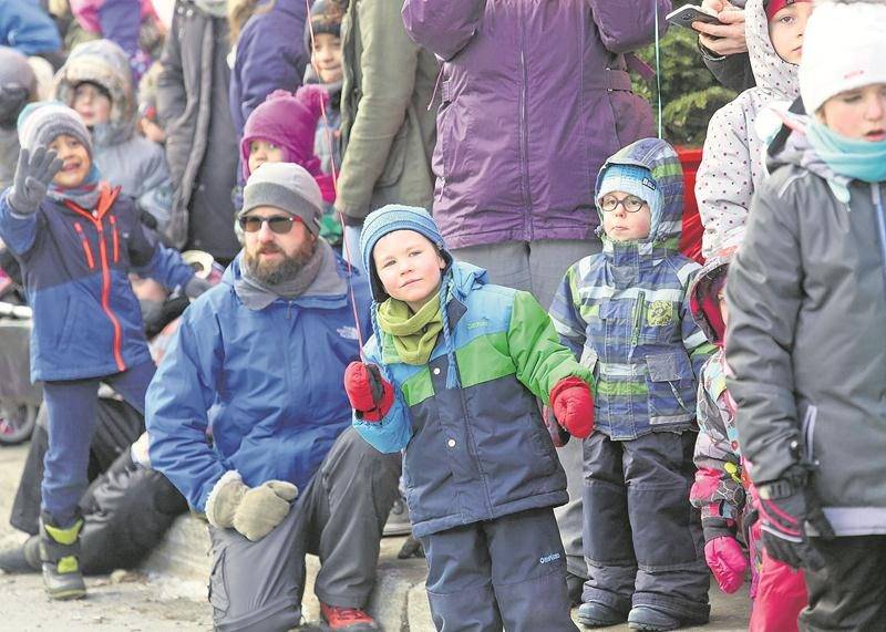 10 000 personnes bravent le froid pour le défilé de Noël