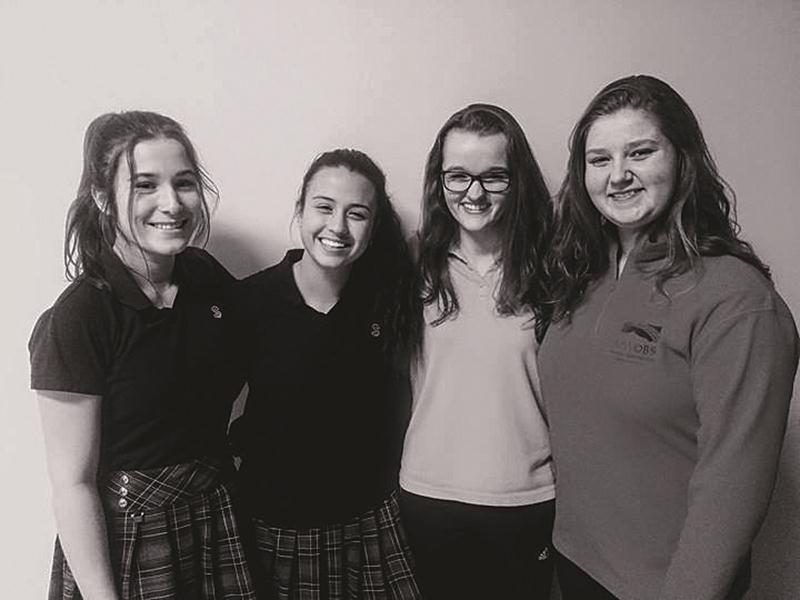 On reconnaît Laurie Bouthillier, Chloé Gagnon, Nathalie Le Mesurier et Élisabeth Lanoie-Desfossés, quatre des participantes au concours Jeunesse d’Aujourd’hui. Si pour le moment, l’art oratoire intéresse essentiellement des élèves du Programme d’éducation internationale à l’ÉSSJ, Michèle Lemelin espère arriver à toucher des jeunes de toutes les classes à l’école. Photo courtoisie