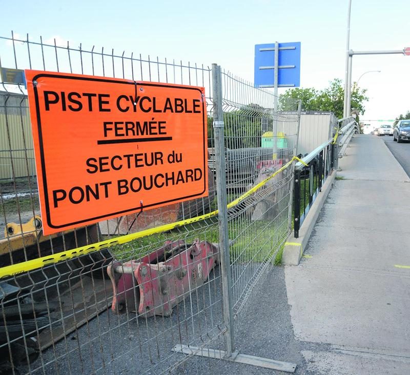 Les travaux d’implantation d’une nouvelle conduite de gaz naturel dans la rivière Yamaska nécessite la fermeture de la Promenade Gérard-Côté dans la zone des travaux, près du pont Bouchard. Photo François Larivière | Le Courrier ©