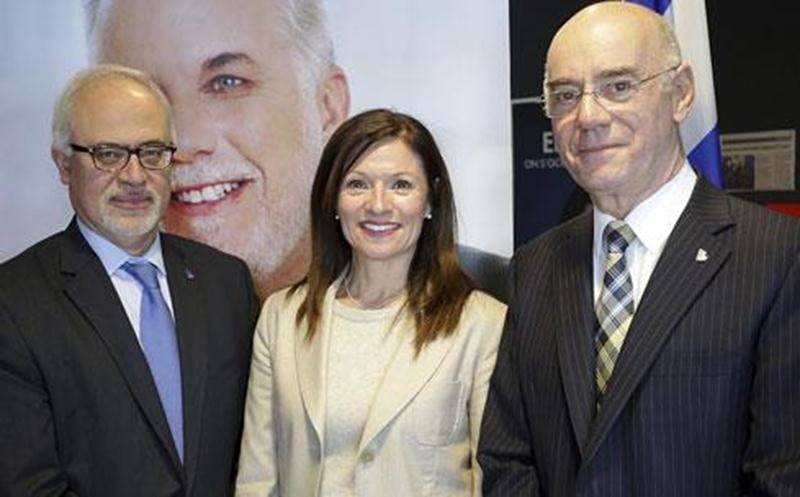 La candidate libérale dans Saint-Hyacinthe, Louise Arpin en compagnie de Carlos Leitao et de Jacques Daoust qui composent l'équipe économique du PLQ.