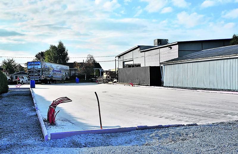 Un bâtiment commercial dérogatoire à plusieurs égards a été mis en chantier sans permis sur un terrain résidentiel de la rue Demers, à Sainte-Marie-Madeleine. Photo Robert Gosselin | Le Courrier ©