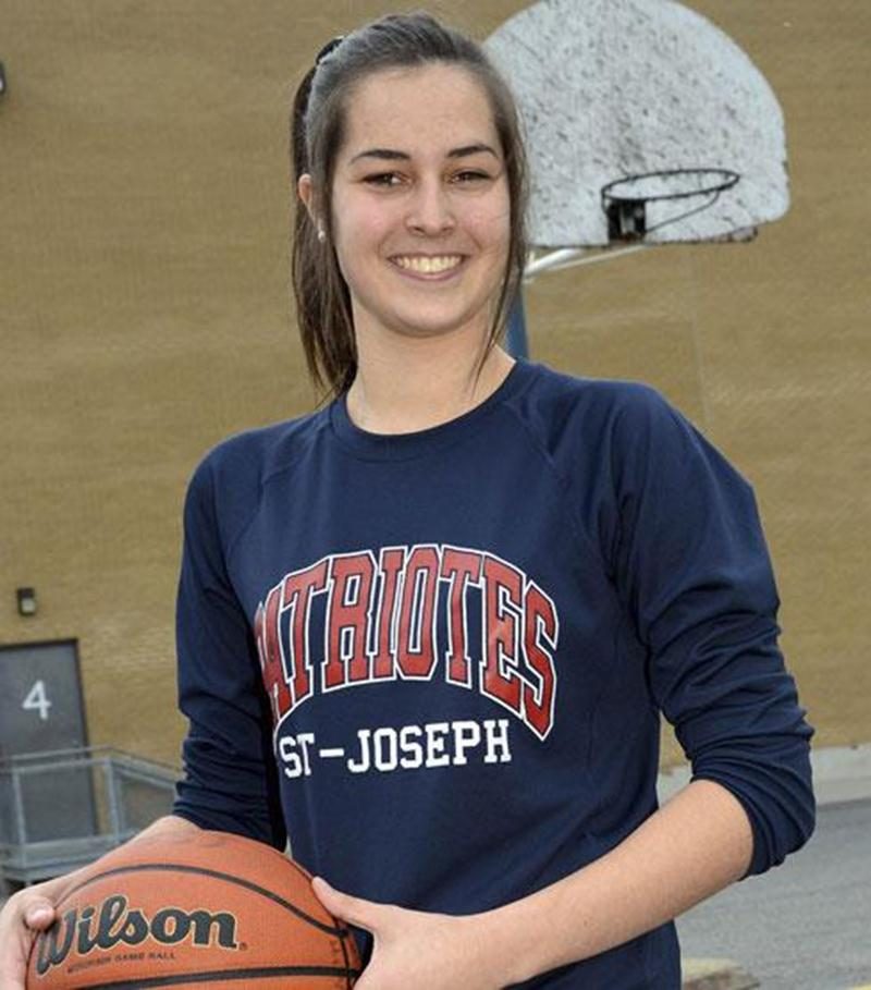 Malgré sa blessure au genou, la joueuse de basketball Lysanne Lavallée a su développer ses habiletés au sein de l'équipe des Patriotes de l'École secondaire Saint-Joseph.