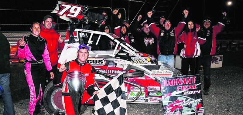 Maxime Plante, célébrant son troisième titre STR Revstar après une victoire au RPM Speedway de Saint-Marcel. Photo Courtoisie