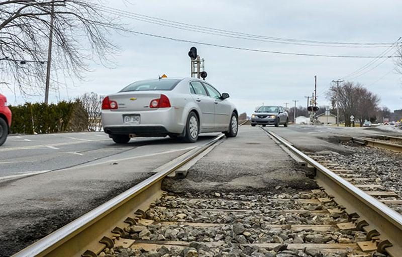Le démantèlement du passage à niveau situé sur le Grand Rang à la jonction des secteurs Douville et Saint-Thomas-d’Aquin devrait compliquer l’accès à l’autoroute 20.   Photo François Larivière | Le Courrier ©
