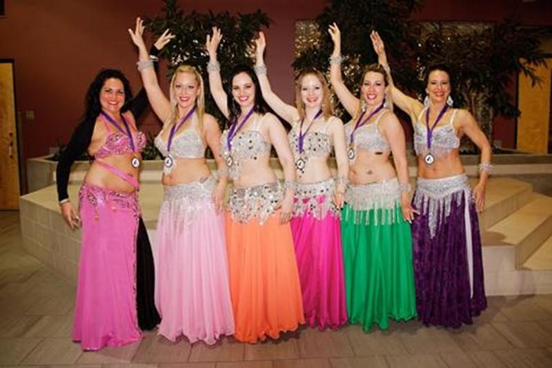 Ève-Line Archambault (à gauche) pose avec quelques-unes de ses élèves. Elles participaient toutes à la Compétition provinciale de l'Association québécoise de danse orientale 2011.