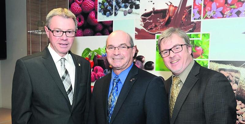 Sur la photo de gauche à droite, le maire de Saint-Hyacinthe, Claude Corbeil, le directeur général de l’usine Brookside, Réal Lafleur et le directeur général du CLD Les Maskoutains, Charles Fillion.  Photo François Larivière | Le Courrier ©
