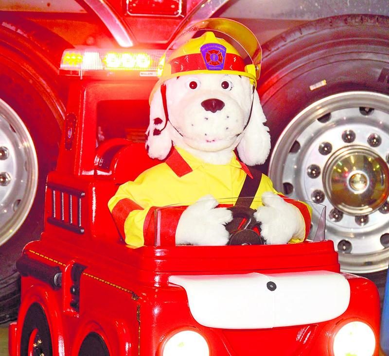 Un concours a été lancé auprès des élèves de la maternelle, première année et deuxième année des écoles maskoutaines pour trouver un nom au nouveau chien robot du Service de sécurité incendie de Saint-Hyacinthe. Photo François Larivière | Le Courrier ©