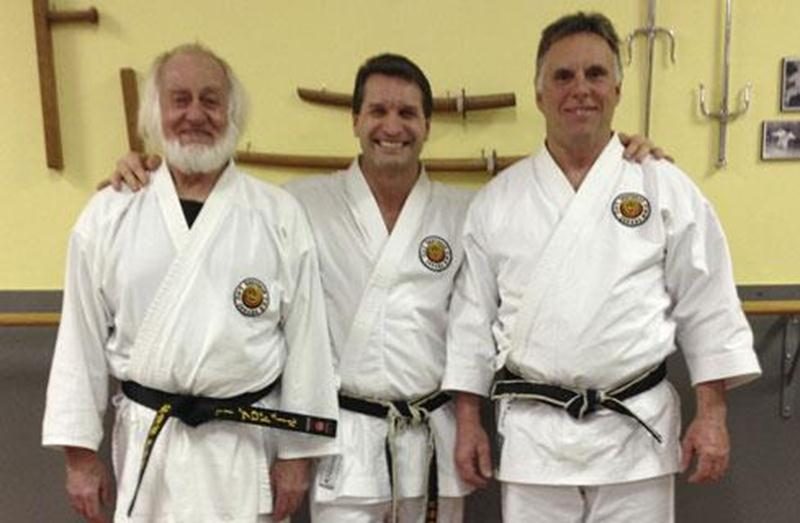 L'Association Shotokan Canada a tenu des examens de ceinture noire en février et deux membres du Centre des arts martiaux Guy Brodeur, âgés de plus de 50 ans, ont obtenu leur grade. Alain Desjarlais, 56 ans, et Jacques Lachance, 67 ans, portent maintenant fièrement la ceinture noire. M. Lachance est le karatéka qui pratique le plus souvent au club, pratiquement deux fois chaque jour. Il a commencé la pratique du sport à 62 ans. Une autre preuve qu’il ne faut jamais dire qu’on est trop vieux pour