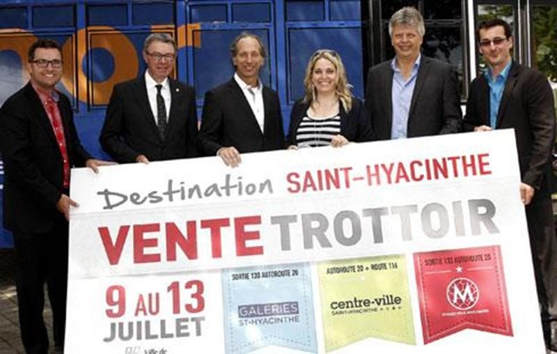 Sur la photo, dans l'ordre habituel, Stephen Carroll, directeur du marketing chez le Groupe Robin; Claude Corbeil, maire de Saint-Hyacinthe; Gaston Dandurand, président-directeur général du Groupe Maskatel; Josianne Jodoin, agente de communication et de marketing aux Galeries St-Hyacinthe; Sylvain Gervais, directeur général de la Corporation de développement commercial; et Simon Cusson, directeur général de la SDC centre-ville.
