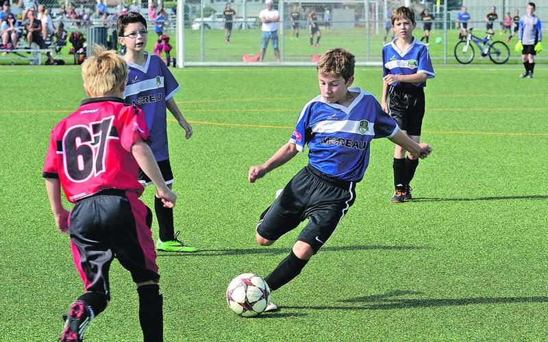 Chez les U12, dans le volet masculin de la Coupe Saint-Hyacinthe, l’équipe de Saint-Thomas-d’Aquin, en bleu, est sortie vainqueure. Photo François Larivière | Le Courrier ©