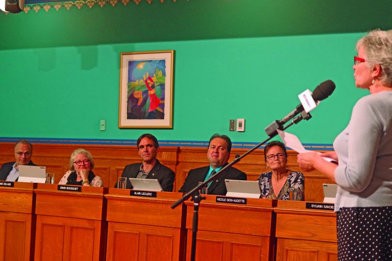 Marie-Claude Delisle a pris la parole devant le conseil au nom du « Conseil des Sagouines ». Photo Dominique St-Pierre