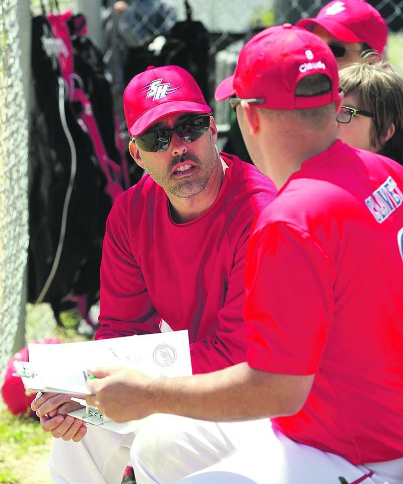 Les entraîneurs apprennent à connaître leurs nouveaux joueurs afin de former leur alignement. Photo Robert Gosselin | Le Courrier ©