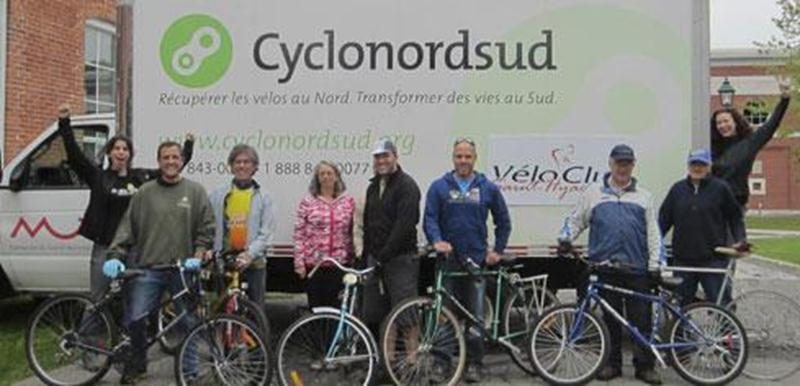 Sur la photo, on aperçoit les bénévoles ayant contribué à cette récolte : François Chevalier, Guy Choquette, Élyse Simard, Jacques Patry, Ian Bourgault, Pierre Blanchard et Jean-Jacques Lajoie. Ils sont entourés de Claude Beauséjour et Christine Gauvin, de Cyclo Nord Sud. Absents de la photo, Geneviève Patry et Kévin Paris.