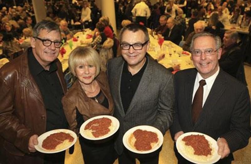 Sur la photo, de gauche à droite, Jean Lemonde, président du conseil d'administration du Réseau Santé Richelieu-Yamaska; Danielle et Guy Jodoin, coprésidents d'honneur du Souper Spaghetti; et le Dr Gilles Brien, président de la Fondation Honoré-Mercier.