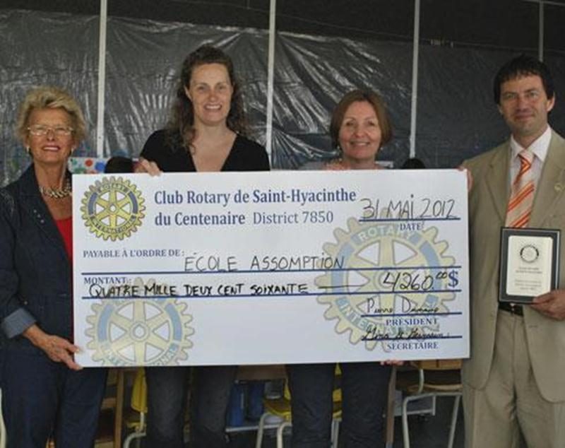 Le Club Rotary de Saint-Hyacinthe appuie financièrement l'école Assomption dans la mise sur pied du projet Yogart, qui vient en aide aux enfants vivant avec l'autisme et autres handicaps. Ceux-ci auront la chance d'apprendre des techniques de yoga et d'être initiés à la peinture. La remise d'un chèque de 4 261 $ par le président Pierre Dumaine et Monique Larougery s'est déroulée en présence de Nancy Laliberté, présidente du conseil d'établissement de l'école Assomption et de l'enseignante Louise