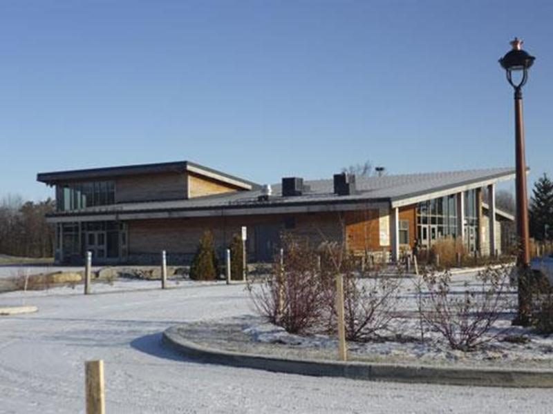 Le parc est ouvert tous les jours de 7 h à 23 h. Quant au chalet, il est ouvert tous les jours de 9 h à 21 h 30. À noter que, pour le plaisir des usagers, le chalet sera ouvert les 24 et 25 décembre, 31 décembre et 1<sup>er</sup> janvier de 13 h à 16 h. Pour connaître les conditions d’enneigement, composez le 450 768-5082, poste 2; pour connaître les tarifs de location des accessoires, composez le poste 3.