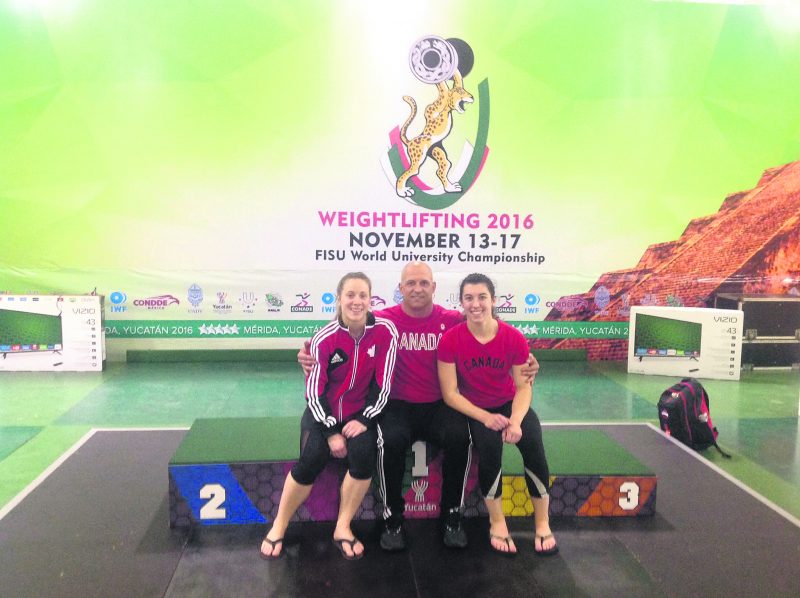Les trois membres de la Machine Rouge au championnat mondial universitaire : Rachel Leblanc-Bazinet, l’entraîneur Yvan Darsigny et Tali Darsigny. Photo Courtoisie