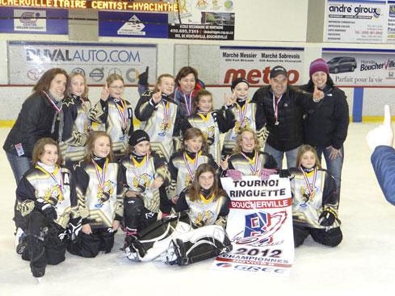 Les Abeilles de Saint-Hyacinthe novice B ont causé une belle surprise en remportant la 27<sup>e</sup> édition du tournoi de ringuette sur glace de Boucherville, le 22 janvier. Les Maskoutaines ont défait Boucherville au compte de 3-2 en temps supplémentaire lors de la finale. Sur la photo : première rangée; Josée Guertin (entraîneure-adjointe), Daphnée Trahan, Ariane Cusson, Aurélie Desjourdy, Léane R. Massicotte, Laurence Barnabé, Daniel Massicotte (entraîneur-chef) et Stéphanie Chaput (gérante
