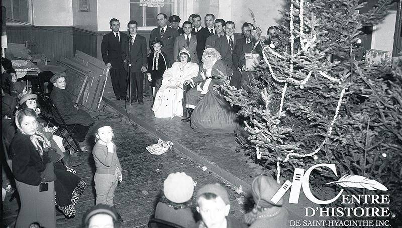 Le père Noël à l’Académie Girouard le 24 décembre 1950 lors du dépouillement de l’arbre de Noël pour les enfants pauvres de Saint-Hyacinthe. Studio Lumière, coll. Centre d’histoire de Saint-Hyacinthe, Fonds CH116.