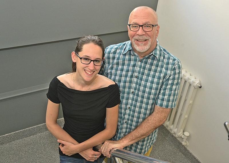 Jessica Grenon et Dominique Gauvreau, du JAG, sont fiers du progrès de la lutte contre l’homophobie dans la région depuis 20 ans, mais font maintenant face au défi du manque de ressources pour les personnes trans. Photo François Larivière | Le Courrier ©