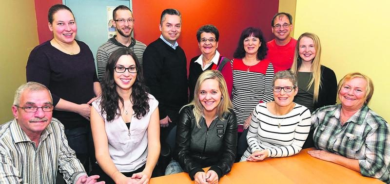 Les membres du comité organisateur de la 15e édition du Relais pour la vie de Saint-Hyacinthe. Assis, de gauche à droite : Guy Carbonneau, Rosalie Croteau, Amélie Lavoie Mercier, Carole Piquès et Micheline Vézina. Debout, dans le même ordre : Francesca Asfar, Dominic Lepage, Éric Sirois, Ginette Comtois, Nathalie Piquès, Benoit Forest et Mélissa Chouinard. Absents sur la photo : Ginette Guilbault, Johanne Delage, Nicole Martin, Serge Martin, Michael Charbonneau, Yannick Gentile et Mathieu Garon.