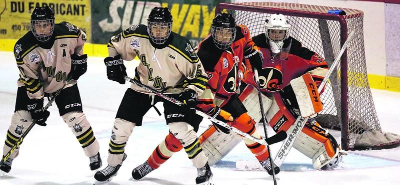 Les Gaulois ont dévoilé leur troisième gilet face aux Cantonniers de Magog jeudi dernier. Son look rétro vise à souligner les 40 ans de la Ligue de hockey midget AAA du Québec. Photo Robert Gosselin | Le Courrier ©