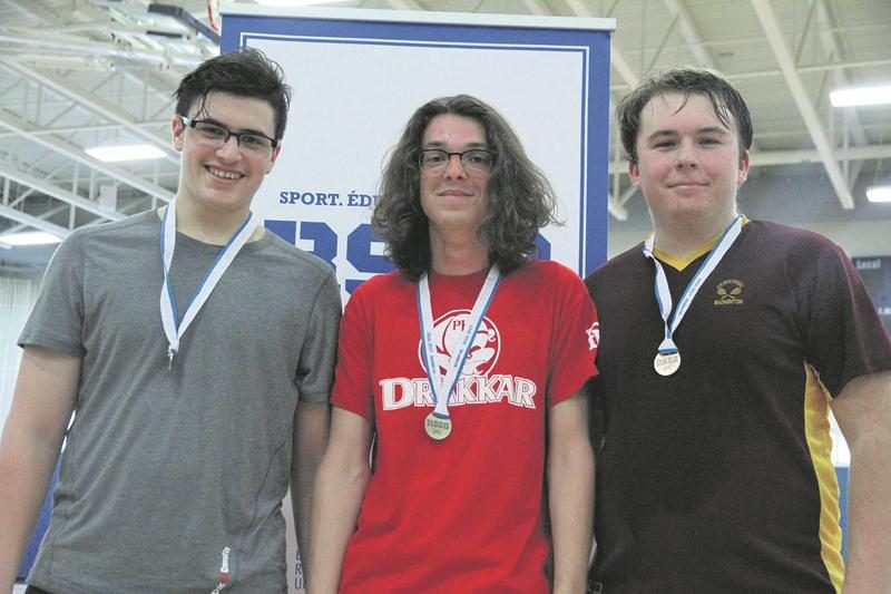 Samuel Desroches (au centre), de la Polyvalente Hyacinthe-Delorme, a battu Keven Beauregard (à gauche), de l’école secondaire Fadette, en finale du simple juvénile au championnat régional de badminton pour se qualifier pour le championnat provincial.  Photo Courtoisie RSEQ Montérégie