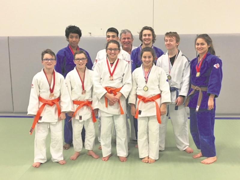 Les médaillés du Club de judo de Saint-Hyacinthe lors de la compétition en sol maskoutain.