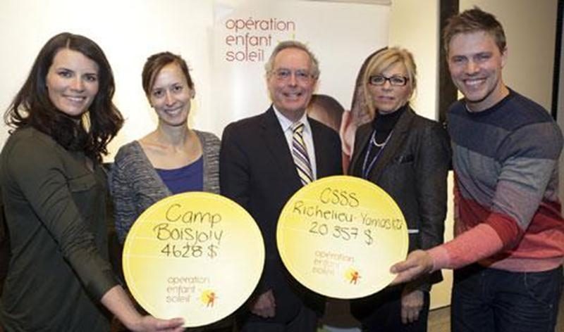 Les animateurs d'Opération Enfant Soleil, Marie-Ève janvier et Jean-François Breau, ont remis des octrois ensoleillés totalisant 24 985 $ au CSSSRY et au Camp Boisjoly.