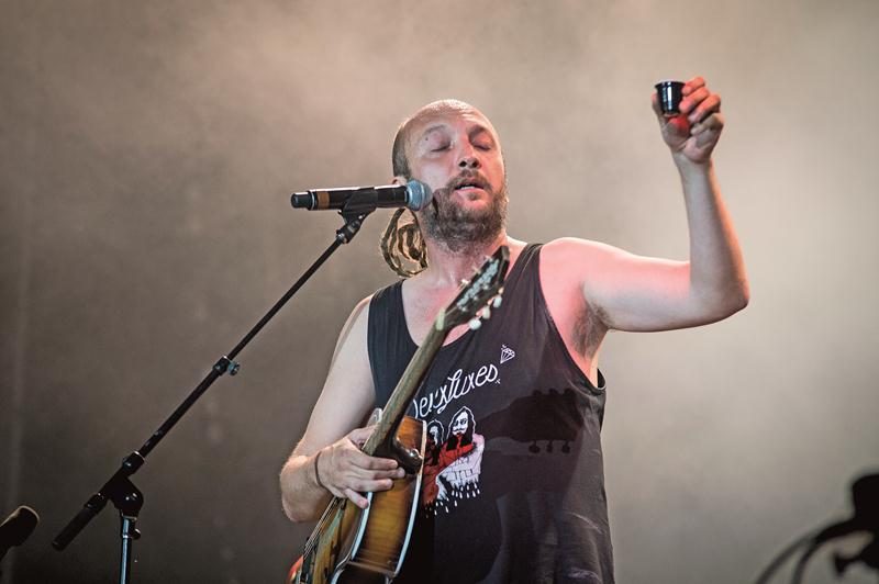 Bernard Adamus est monté sur scène à quelques reprises durant les dernières FrancoFolies, chantant chaque fois devant un public conquis. Ce vendredi, il apporte son énergie irrévérencieuse et contagieuse au centre-ville de Saint-Hyacinthe. Photo Benoit Rousseau
