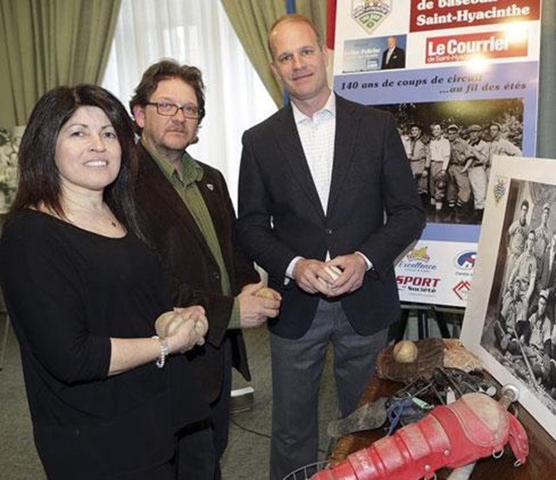Sur la photo, Suzanne St-Pierre, présidente de Baseball Saint-Hyacinthe, Paul Foisy, historien du sport, et Marc Griffin, président d'honneur des festivités du 140 e anniversaire du baseball à Saint-Hyacinthe.