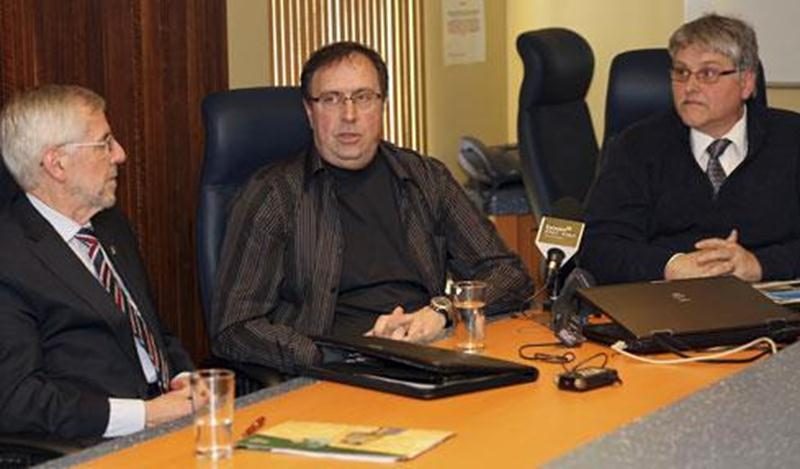 Le maire de Saint-Hyacinthe, Claude Bernier, le directeur du Service du Génie, Pierre Gabrielli (au centre) et le conseiller technique en traitement de l'eau, Pierre Mathieu, durant la conférence de presse sur la phase II du projet de biométhanisation.