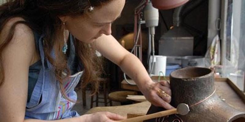 Le Parcours 2013 prend une toute nouvelle forme! En effet, l'activité automnale n'appliquera plus la formule « portes ouvertes chez les artistes », ces derniers seront plutôt regroupés sous un même toit, au Centre aquatique Desjardins, les 27, 28 et 29 septembre, pour les Journées de la Culture. L'accent sera mis sur les ateliers : démonstrations à toutes les clientèles, de la maternelle jusqu'au troisième âge. Les artistes et artisans intéressés sont invités à s'inscrire avant le 30 mai en cons