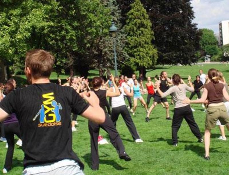 La Ville de Saint-Hyacinthe invite les citoyens à s’initier gratuitement à cette danse énergique en compagnie de Stéphanie Lebel, professeure qualifiée, les 16 et 18 juin, de 18 h 30 à 19 h 30, au parc Les Salines (reprise le 19 juin si pluie). Emmenez les enfants et les grands-parents, peu importent vos capacités, l’important est de bouger! Pour information, joindre le Service des loisirs au 450 778-8333.