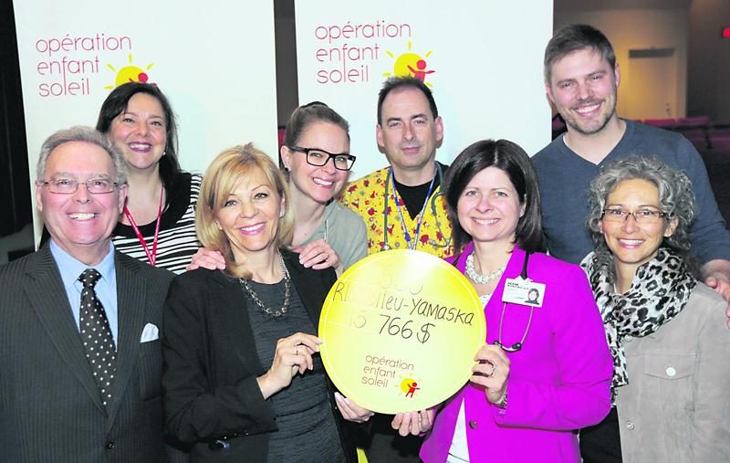 À l’arrière : Viviane Major, infirmière en chef du centre pédiatrique, la porte-parole Annie ­Brocoli, Jocelyn Lavigne, pédiatre et le porte-parole Jean-François Breau. À l’avant : Dr Gilles Brien, ­président de la Fondation Honoré-Mercier, Lise Pouliot, directrice générale du CSSSRY, ­Marie-Pascale Pépin, pédiatre et Maryse Hébert, directrice des programmes de santé mentale.  Photo Robert Gosselin | Le Courrier ©