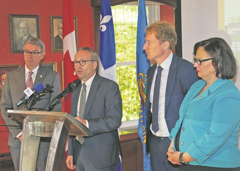 Pour l’annonce de l’aide gouvernementale de 8 M$, le maire de Saint-Hyacinthe, Claude Corbeil, a accueilli lundi Martin Coiteux, ministre des Affaires municipales et de l’Occupation du territoire, Marc Miller, secrétaire parlementaire du ministre fédéral de l’Infrastructure et des Collectivités et Lucie Charlebois, ministre responsable de la région de la Montérégie.  Photo Robert Gosselin | Le Courrier ©