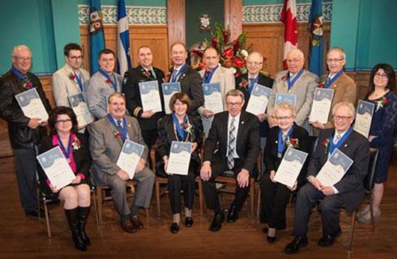 Dans le cadre de la Semaine de l’action bénévole, la Ville de Saint-Hyacinthe a tenu à souligner l’engagement bénévole exceptionnel de citoyens dans chacun de ses districts, d’une employée municipale ainsi que d’une institution et d’un organisme sportif du milieu. Sur la photo à l'arrière, de gauche à droite : Pierre Piché (district Yamaska), Robert Pinsonneault (district Saint-Sacrement), Stéphane Camiré (district Hertel/Notre-Dame), Major Bernard Pettigrew (6 e bataillon du Royal 22 e Régiment