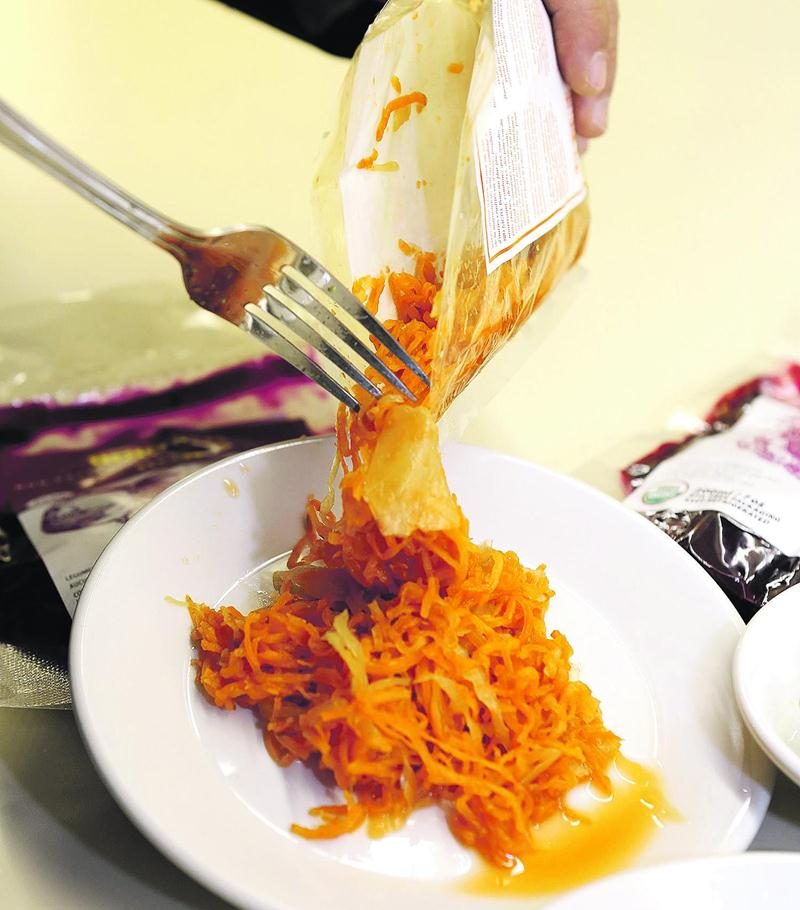 Ces carottes rapées emballées sous vide il y a cinq ans n’ont perdu, ni leur qualité gustative, ni leur couleur. Photo Robert Gosselin | Le Courrier ©
