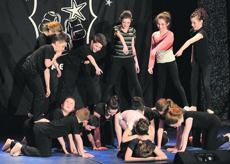 Les moments forts de la grande finale de la quatrième édition de Primaire en spectacles à Saint-Hyacinthe.  1  Les grandes gagnantes représentant l’école Saint-André;  2  Une belle deuxième place pour ce parfait duo de Saint-Pie en compagnie des membres du jury;  3  La troupe de Roxton Falls ne s’est pas laissé intimider en troisième place;  4  Direction Granby pour Audrey-Anne Germain de Sainte-Madeleine;  5  Victoria Laberge et Élyanne Leclerc ont conquis le coeur du public;  6  Les animateurs