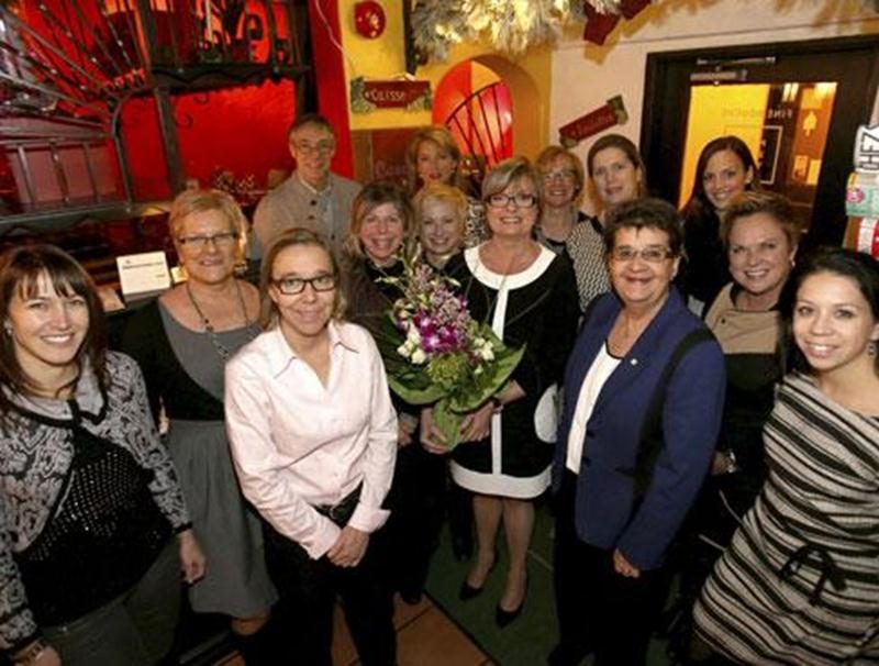 Sur la photo, à l'avant, de gauche à droite, Nancy Blanchette (Exclusivités Monique Plus); Sylvie Chagnon, présidente d’honneur 2013; Anik Larivière (Imprimerie Maska); Jocelyne Deslandes (Fleuriste Au Jardin D’Eden); Ginette Lussier (Esthétèque Matis); Johanne Gendreau, gagnante de la métamorphose; Ginette Comtois, agente de développement Société canadienne du cancer; Linda Leduc (Boutique Moi et l’Autre); et Stéphanie Destrempes, du comité organisateur. À l'arrière, dans le même ordre, Alain R