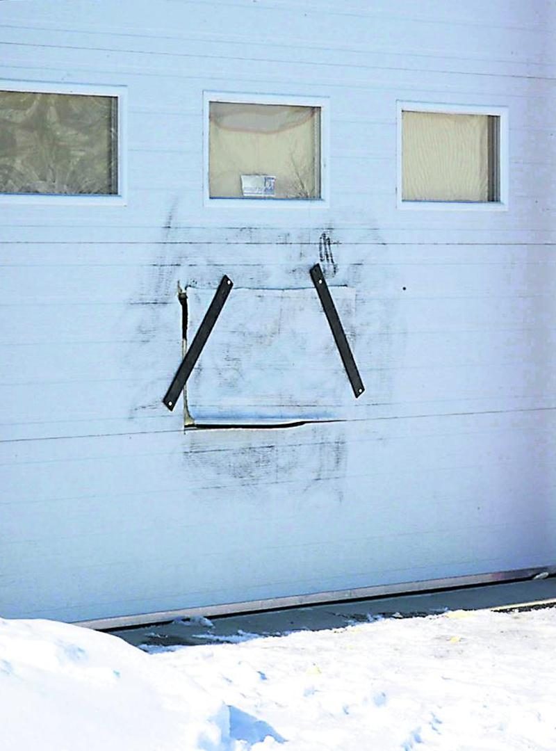 Le trou fait par les voleurs dans la porte de garage de l’entrepôt de Quartz Nature a été bouché. Photo François Larivière | Le Courrier ©