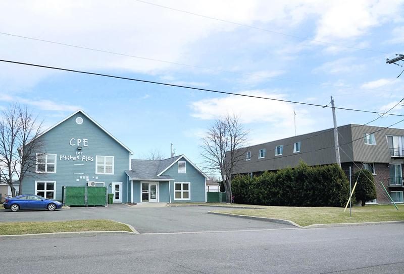 La poursuite engagée par le propriétaire de l’immeuble à logements voisin du CPE Les P’tites pies pour bruit excessif s’est conclue par une entente hors cour.  Photo François Larivière | Le Courrier ©