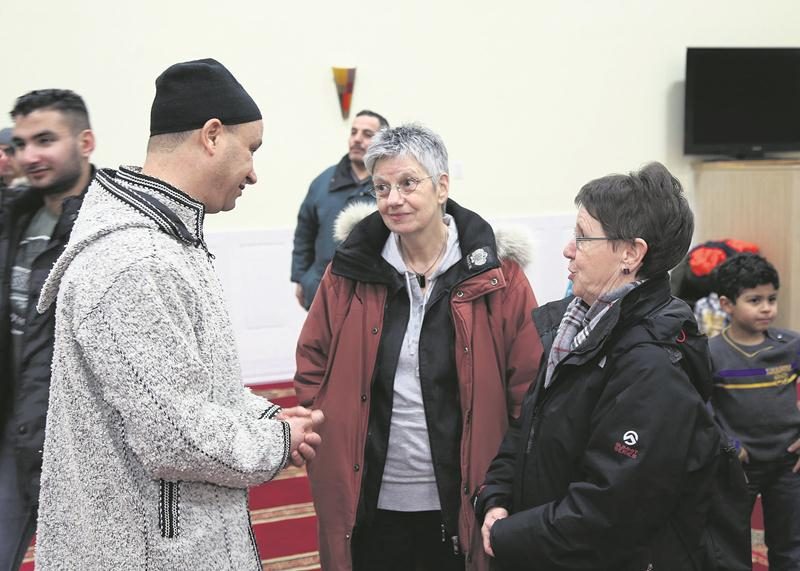 Le Centre islamique maskoutain avait préparé un accueil digne de ce nom aux visiteurs, avec rafraîchissements et grignotines traditionnels... ainsi que le sourire.   Photo Robert Gosselin | Le Courrier ©